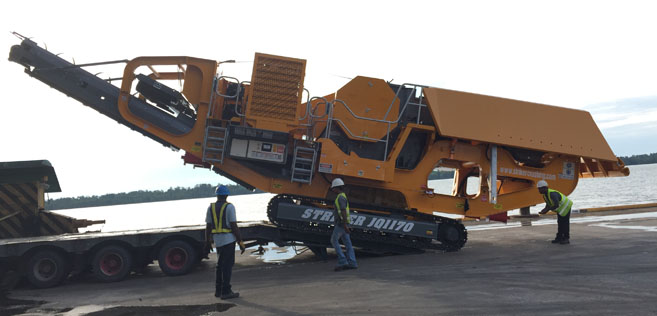 02-RORO-shipment-Jaw-trucked-crusher-loaded-onto-lowbed-trailers-4