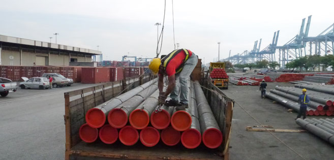 06-Door-delivery-of-gas-line-pipes-Reloading-of-pipes-at-Port-Klang-Staging-Area-1